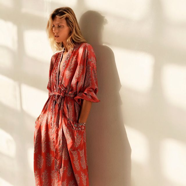Los vestidos largos y midi de Zara más vendidos online en julio