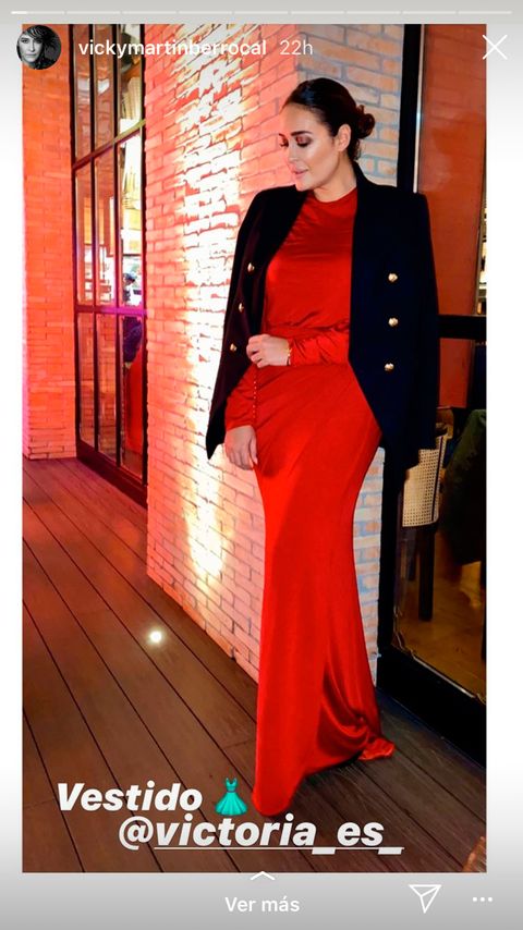 Vicky Martín Berrocal con vestido rojo y americana de