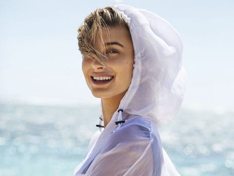 Hailey Baldwin mengungkapkan rutinitasnya saat bangun pagi (dok. Elle)