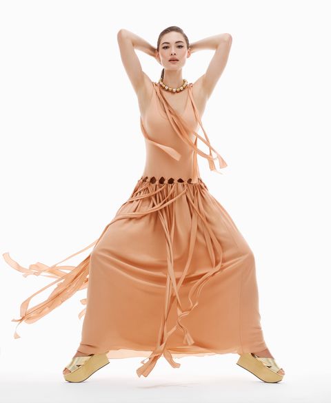 model grace elizabeth wears sleeveless dress and platform sandals