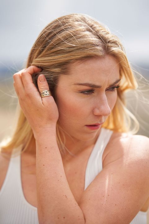 mikaela shiffrin posing with her dads ring