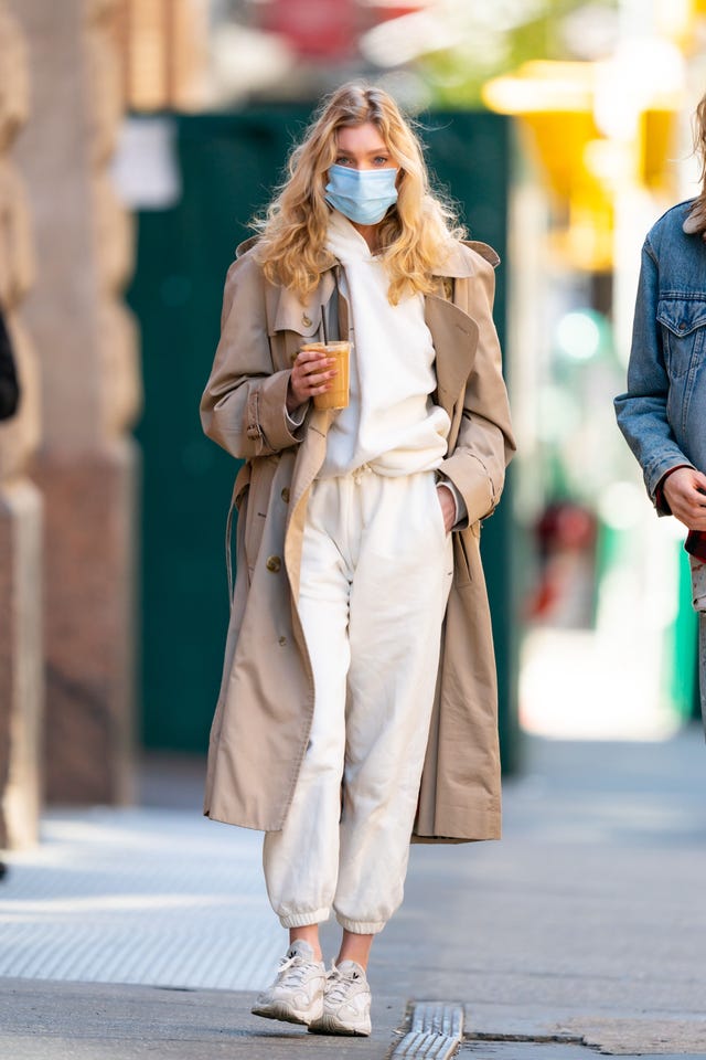 elsa hosk draagt een gezichtsmasker