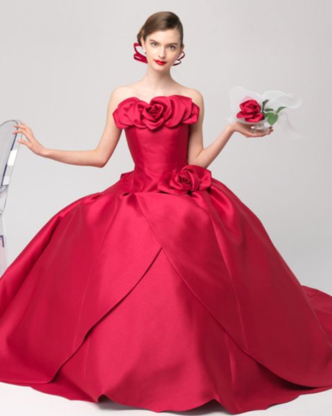 エマリーエの真紅のフラワーモチーフのドレスを着たモデルン写真。