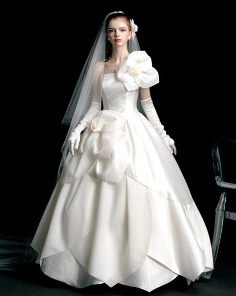 大きなフラワーモチーフのドレスを着たモデルの写真。