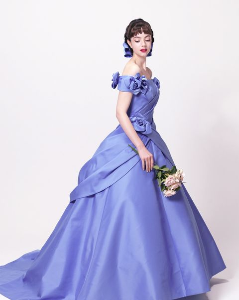 エマリーエ ウエディングドレスサロンのブルーのカラードレスを着たモデルの写真。