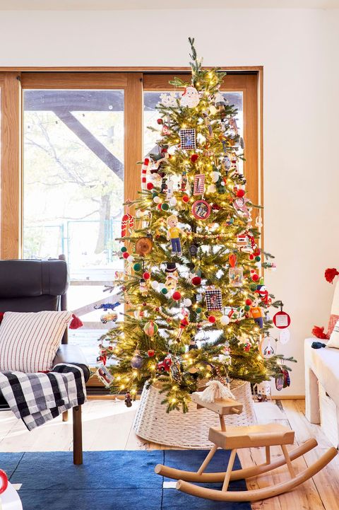 Christmas Tree Decorating Ideas 2022: 68 Best Themes & Trends