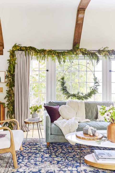 how to hang garland, hanging hacks  living room with garland around window and hanging wreath