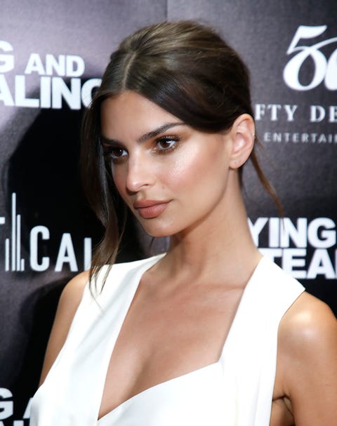 emily ratajkowski Valentine's Day Hairstyles 