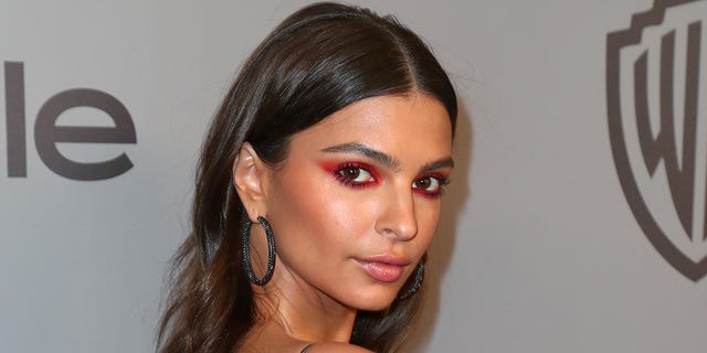 The Products Used To Create Emily Ratajkowski S Golden Globes Party Make Up Look