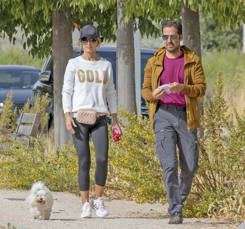 la presentadora de 'fiesta' con ropa deportiva y gorra camina junto a su esposo y su perro