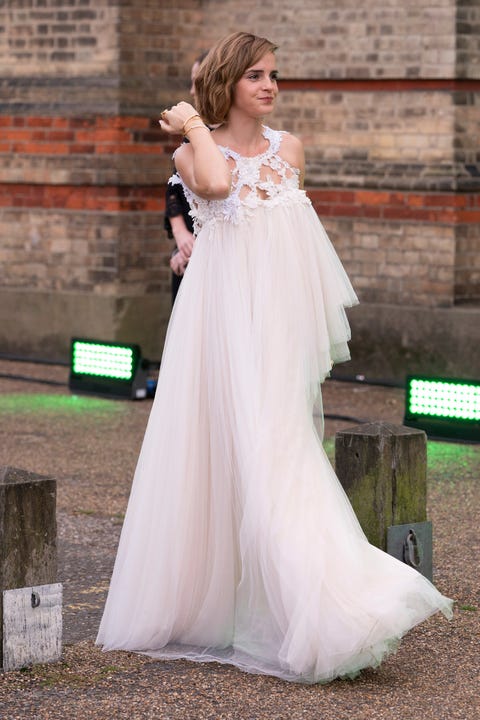 El original vestido de novia de Emma Watson con pantalón campana El original vestido de novia de Emma Watson con pantalón campana