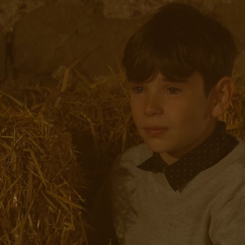 kyle llora sentado en heno en un granero en emmerdale, embargo 0001 lunes 7 de noviembre