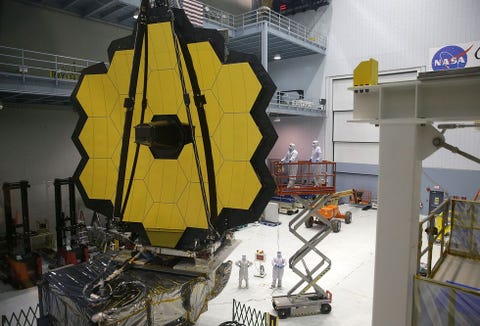 NASA Yöneticisi Charles Bolden Yeni James Webb Uzay Teleskobu İle Görüştü NASA Yöneticisi Charles Bolden Yeni James Webb Uzay Teleskobu İle Görüştü