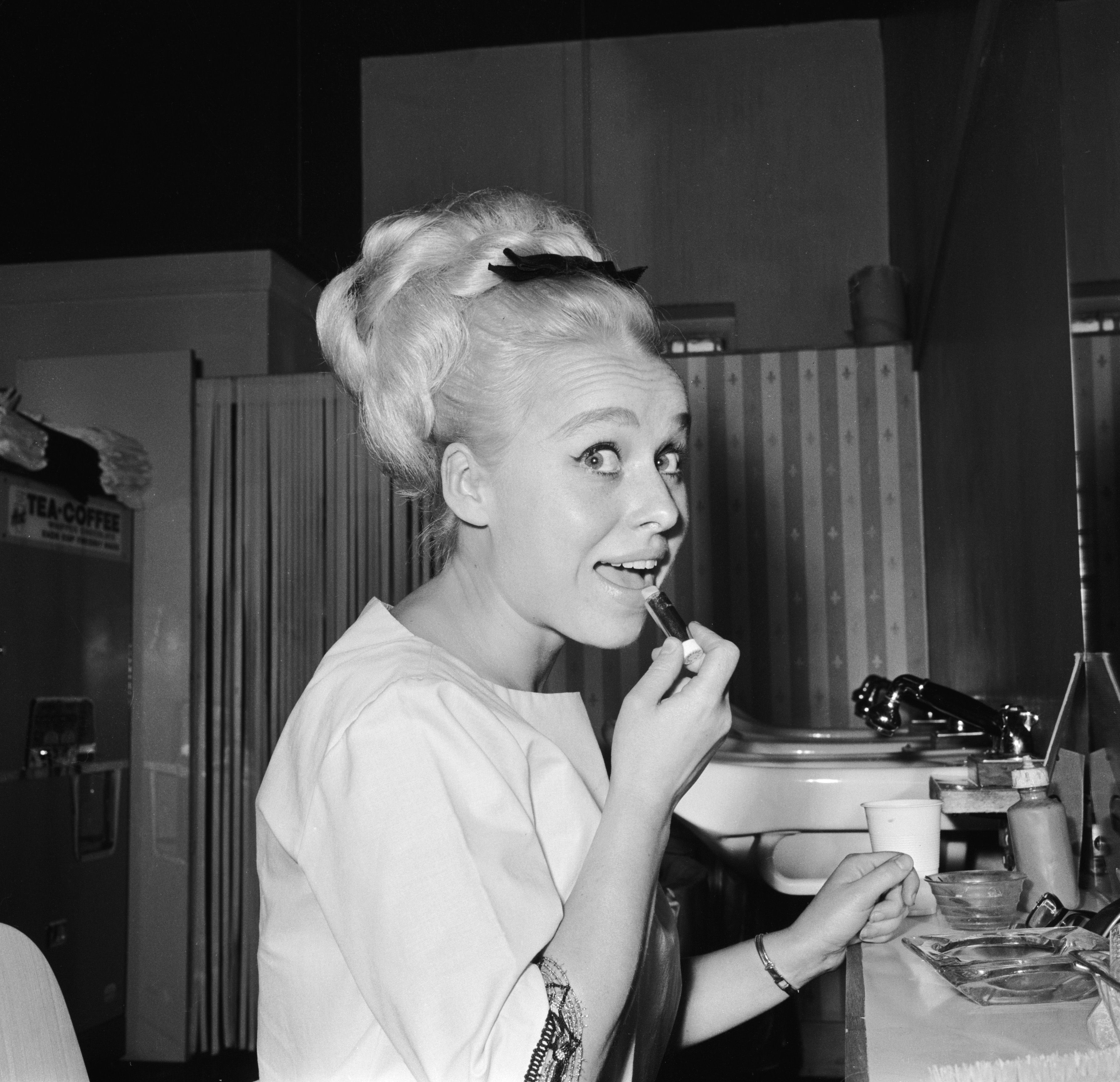 Barbara Windsor S Best Moments   English Actress Barbara Windsor Puts On Lipstick In Her News Photo 1596792632 