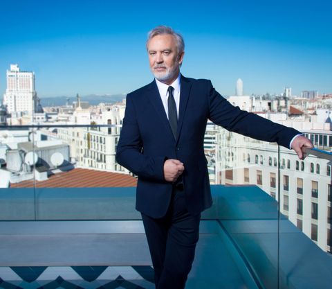 el colaborador de 'viva la vida' posa con un traje en la terraza de un hotel de madrid