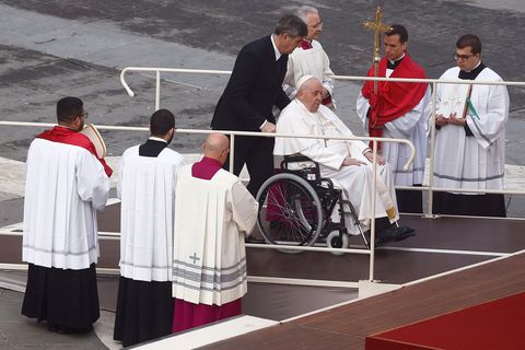 fotos del funeral de benedicto xvi en la plaza de san pedro del vaticano, roma