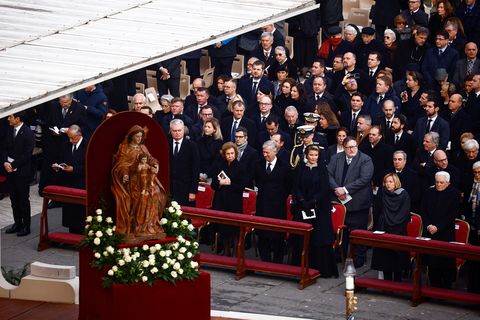 fotos del funeral de benedicto xvi en la plaza de san pedro del vaticano, roma