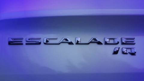 araçta görülen cadillac escalade iq yaka kartının yakından görünümü gösteriliyor ön üretim modeli gerçek üretim modeli değişebilir