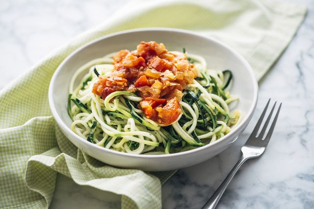 espaguetis de calabacín con salsa de tomate