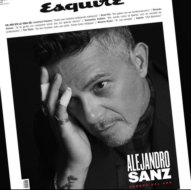imagen de portada del número de noviembre de la revista esquire en la que aparece el músico alejandro sanz hombre del año 2021