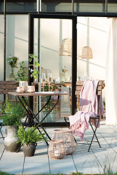 Porche decorado con plantas: Mesa con sillas