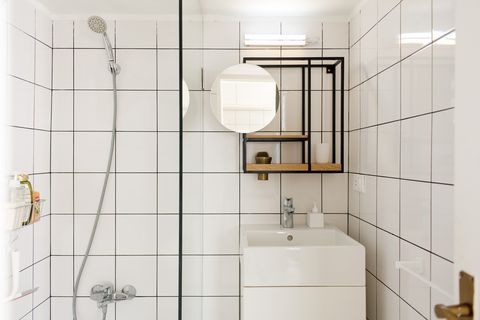 baño de estilo retro con azulejos blancos