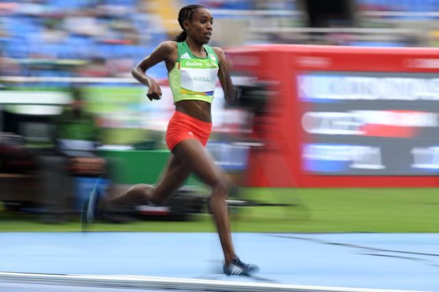 ayana loopt het wereldrecord 10 km hardlopen bij de vrouwen