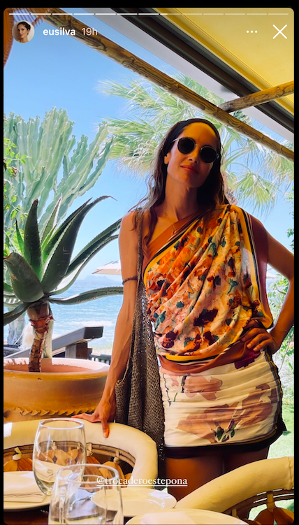 Transformador en un día festivo Fanático Eugenia Silva con vestido de Zara 'Scarf Collection' en la playa