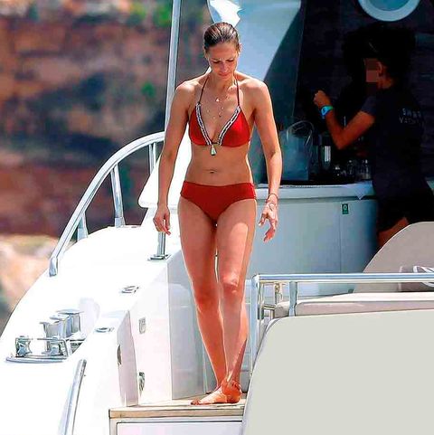 Eva González biquini rojo cubierta barco