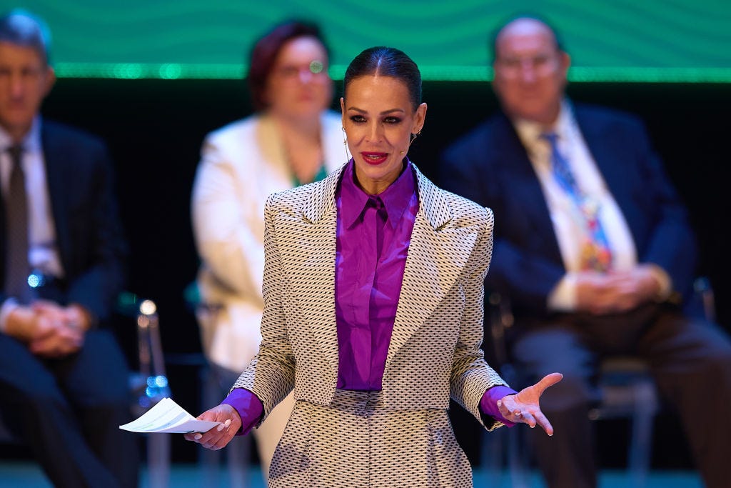 Eva González o como triunfar con traje estampado de estilo andaluz de firma española