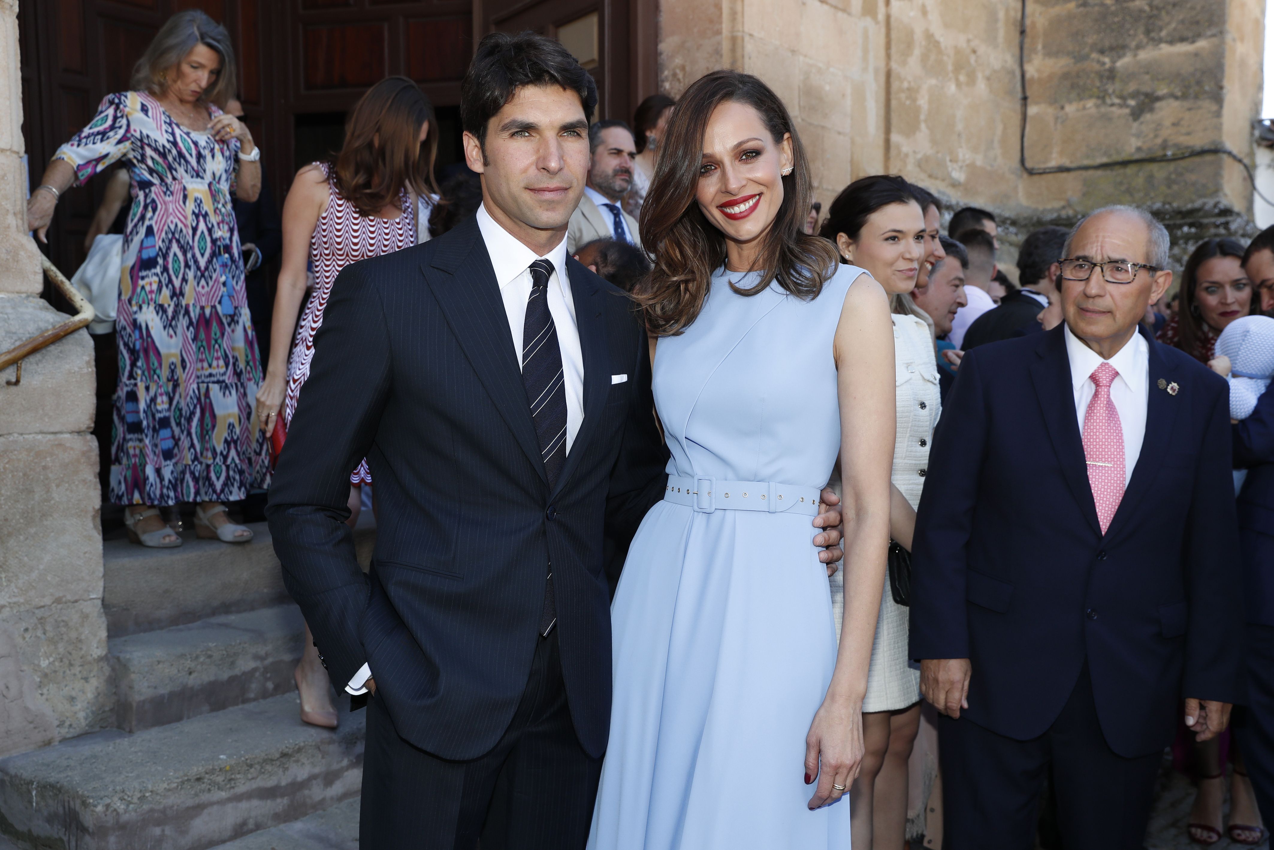 Eva González tiene el vestido largo en color azul perfecto para el bautizo  de su hijo