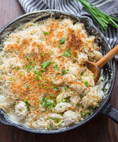 mac and cheese in skillet with bread crumb toppings