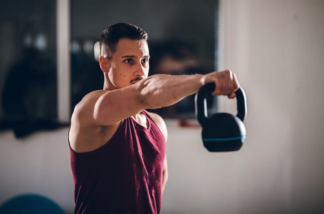 El truco para tu entrenamiento de hombros - Elevaciones frontales