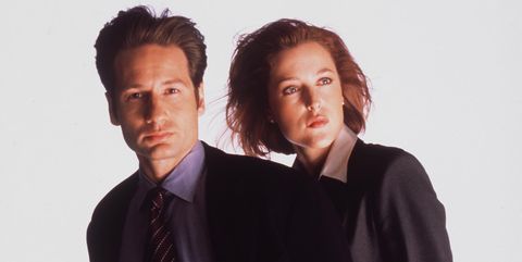 383552 04 1999 david duchovny and gillian anderson star in year 6 of the x files photo by foxliaison