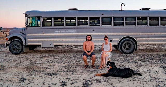 La historia viral de la pareja superfeliz que convirtió un autobús en su  casa está en Netflix