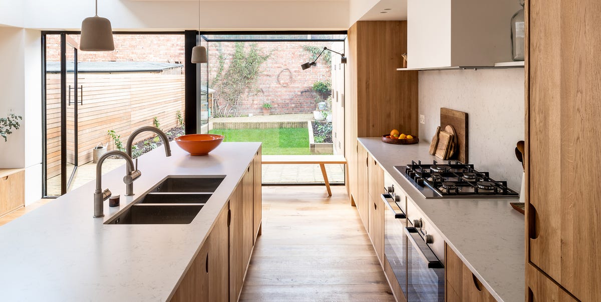 Una extensión con cocina+comedor de madera abierta al jardín
