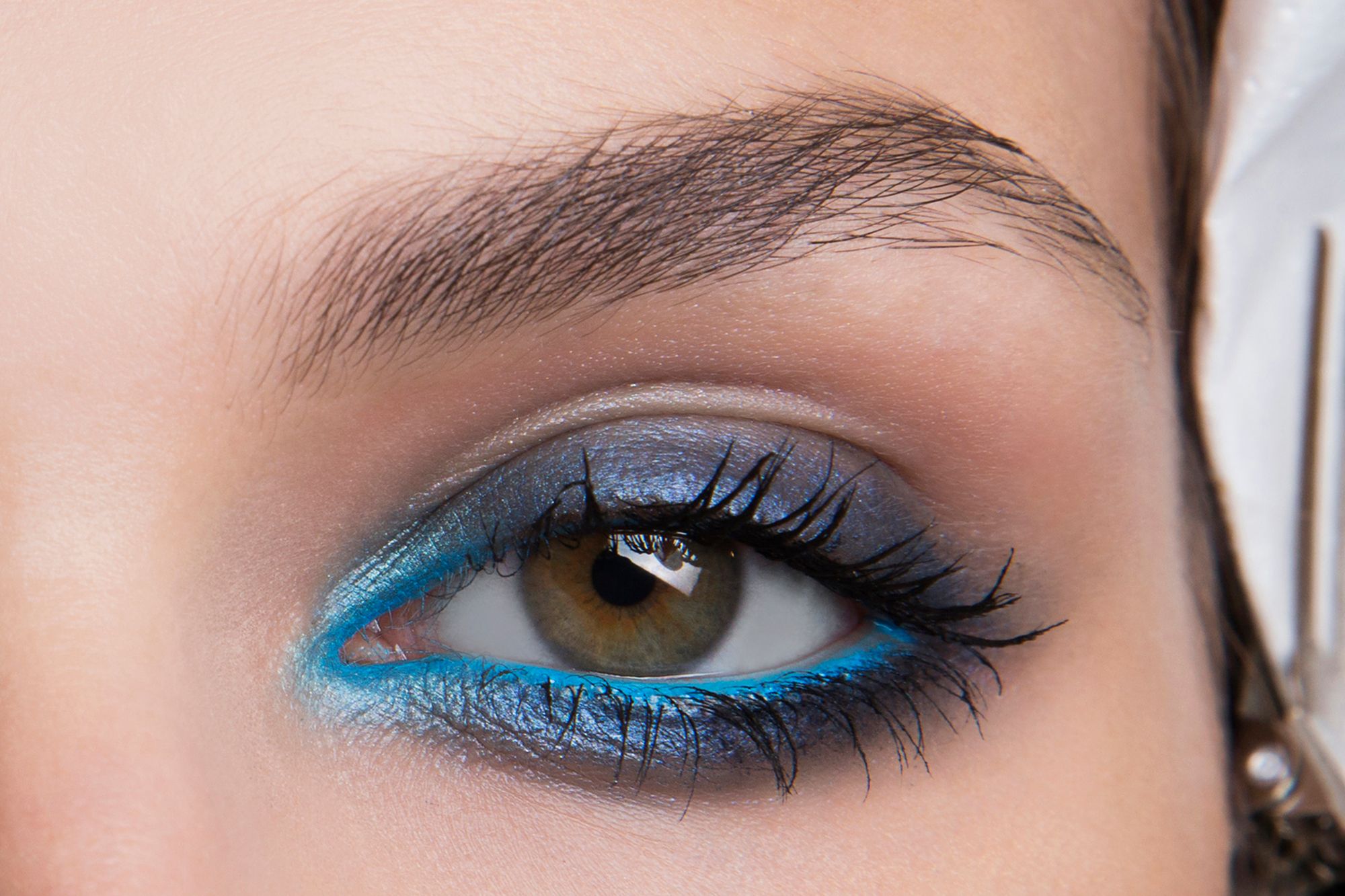 Color eyeliner. Синий макияж глаз. Макияж с голубым карандашом. Макияж с голубой подводкой для глаз. Макияж с синим карандашом.