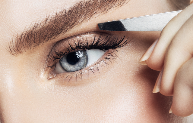 el truco viral para hacerte el eyeliner con pinzas de depilar en tiempo récord
