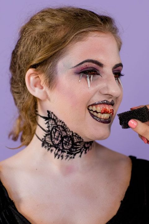 How to apply vampire makeup