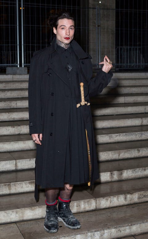 Ezra Miller ezra miller en una exposición en parís