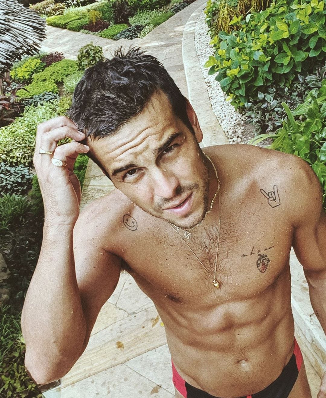 El verano de Mario Casas en bañador y camisa de manga corta