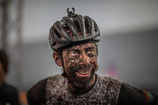 laurens ten dam met blubber op het gezicht na afloop van een mountainbike wedstrijd