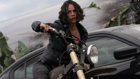 michelle rodriguez montando una moto