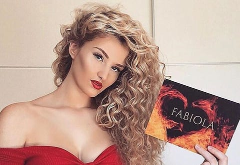 ontrafeld: zijn de blonde krullen van fabiola haar echte haar?