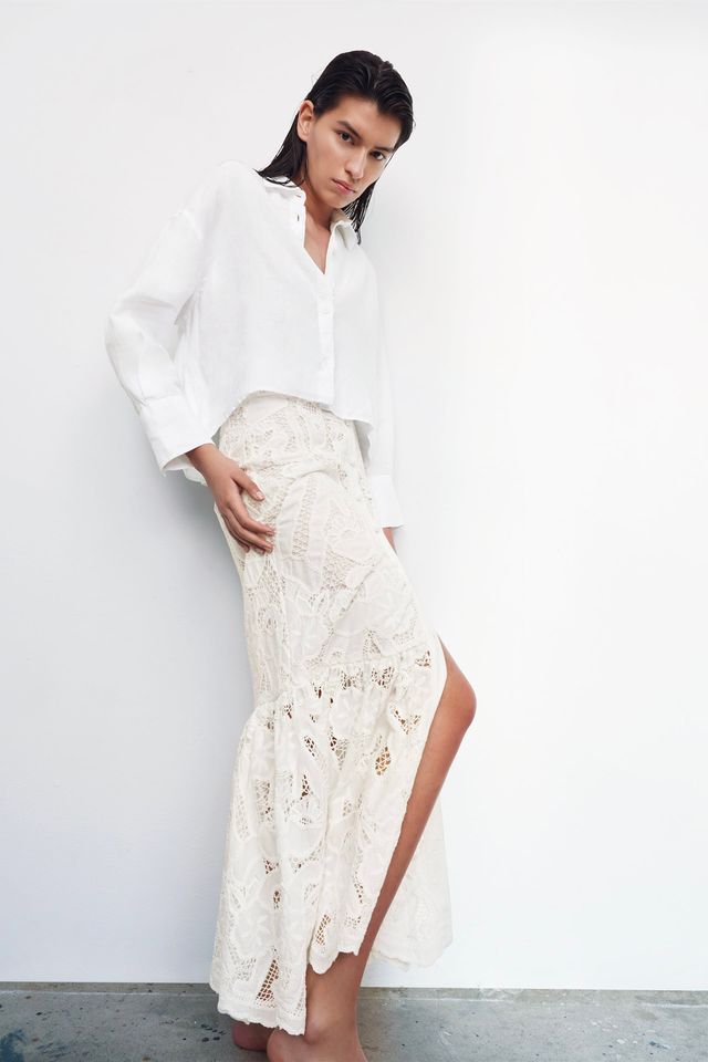Lo de Zara: Esta falda larga blanca bordada perforada