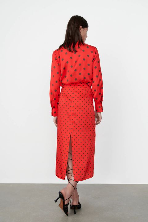 El Zara falda tubo roja, midi y lunares