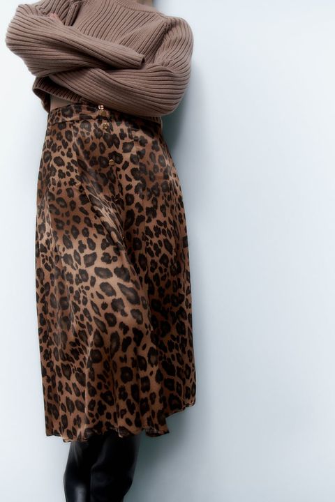 raspador Grafico selva Rocío Osorno y la falda midi de leopardo de Zara ideal para otoño