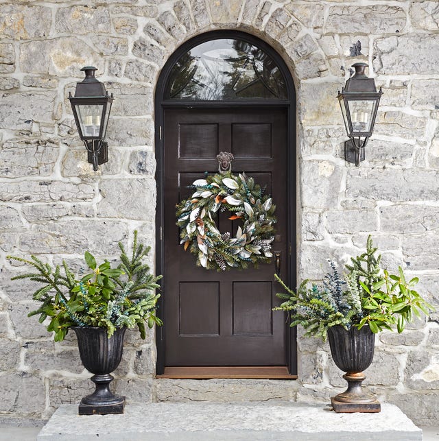 31 Creative And Festive Ways To Decorate Your Front Door For Fall thumbnail