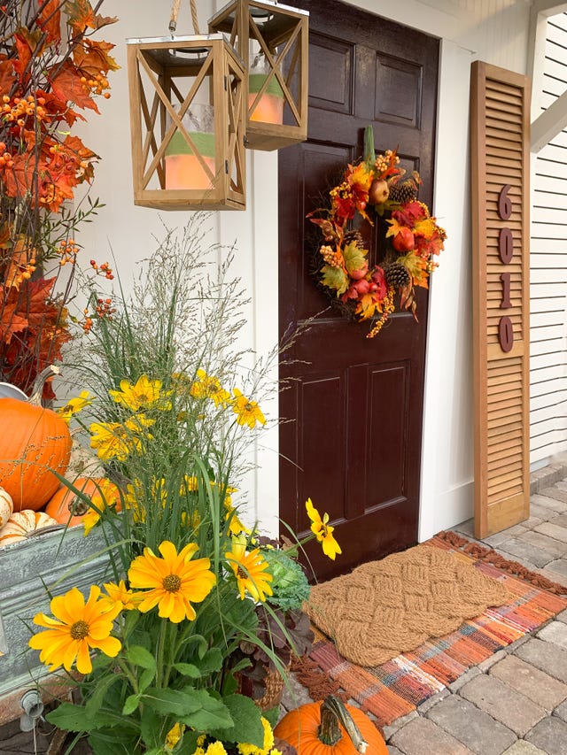 31 Creative And Festive Ways To Decorate Your Front Door For Fall thumbnail