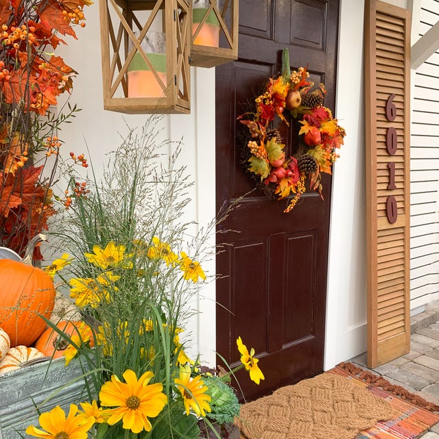 31 Creative And Festive Ways To Decorate Your Front Door For Fall thumbnail